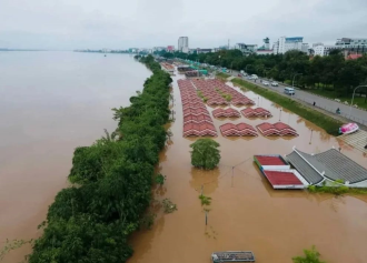 Vietnamese leaders extend sympathy to Laos over flooding 